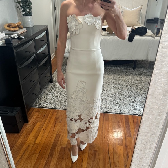 Elegant White Floral Midi Dress - Picture 4 of 4